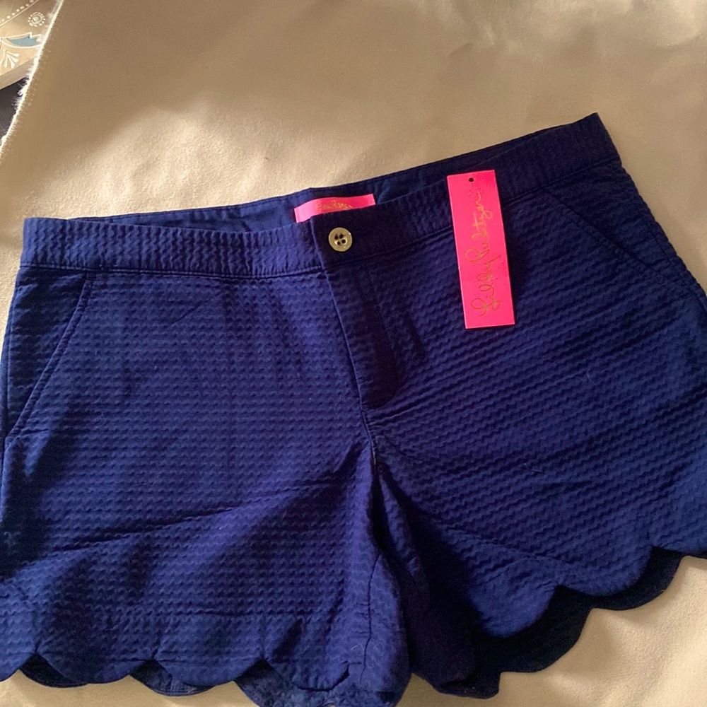 Adorable and stylish Lilly Pulitzer buttercup shorts in navy blue like new!